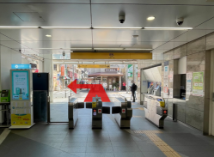 中野新橋駅改札を出ていただき、左に曲がります。